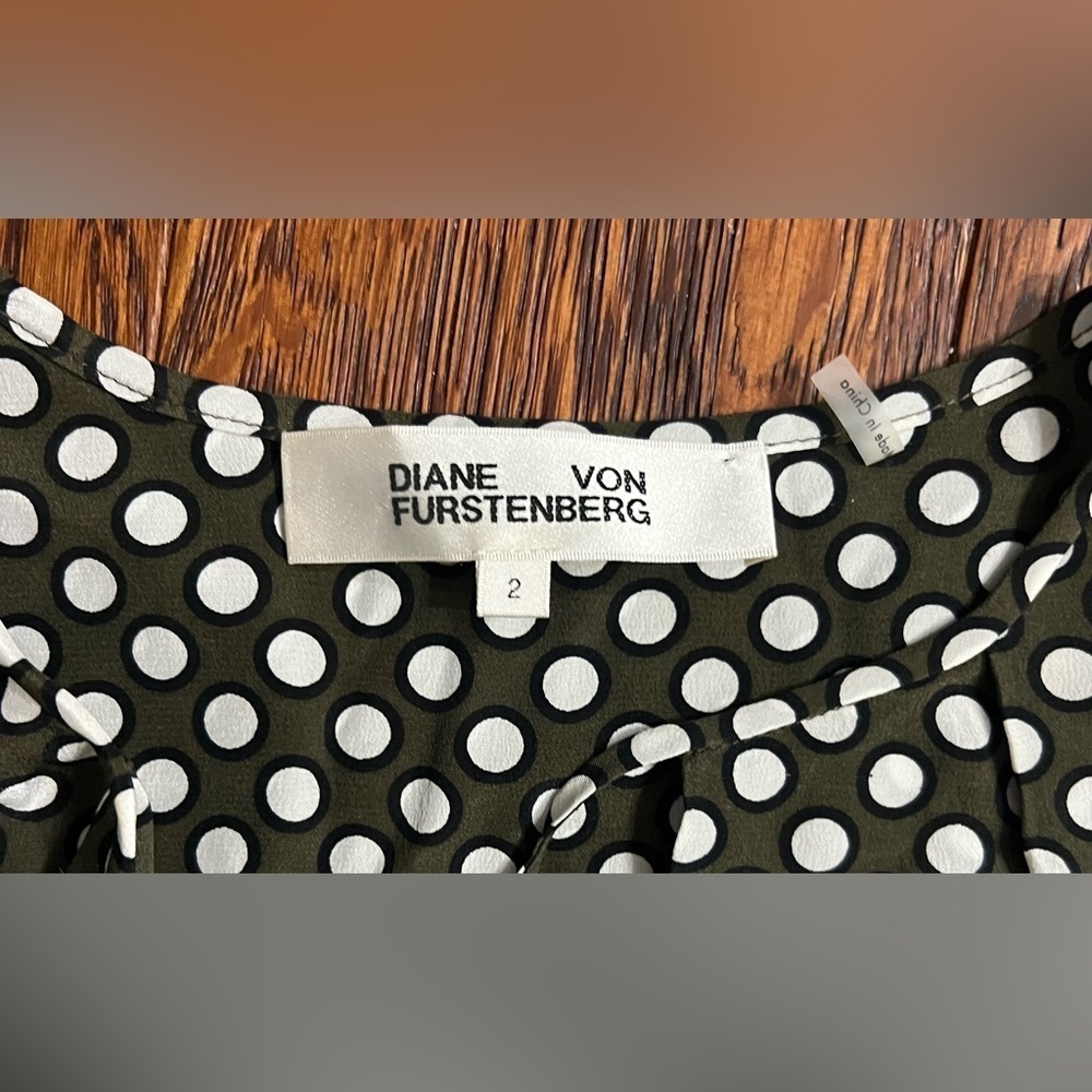 DIANE VON FURSTENBERG Silk Polka Dotted Shift Dress with Keyhole Detail Size 2 - Picture 8 of 10